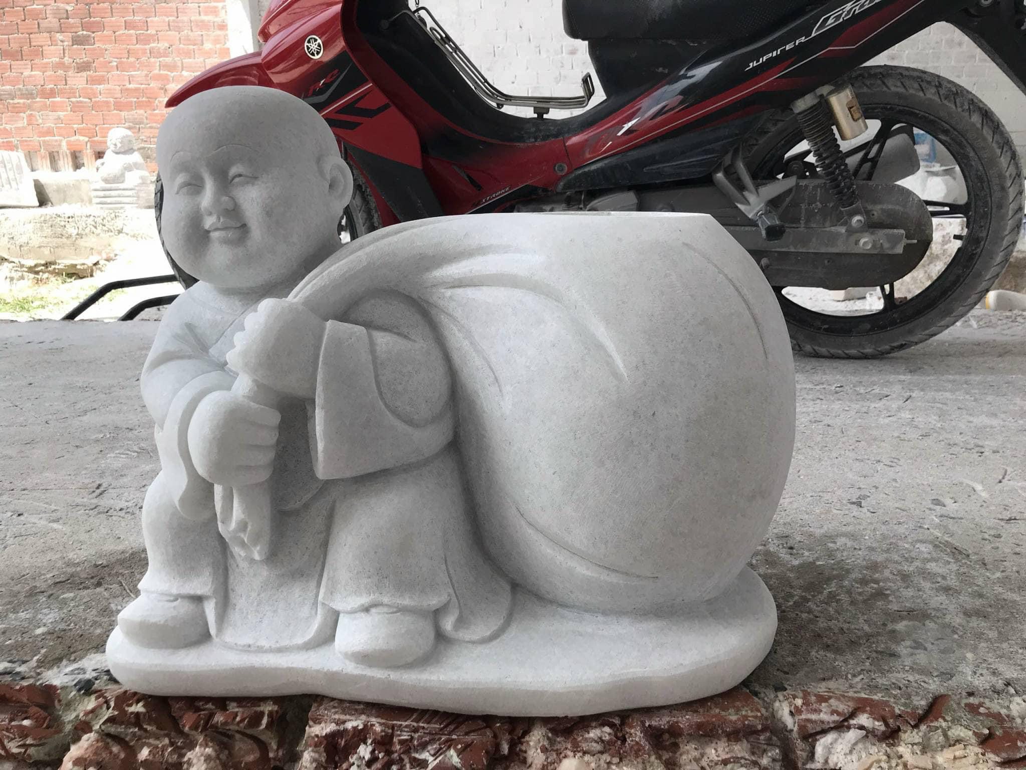 Tượng đá chú tiểu sân vườn