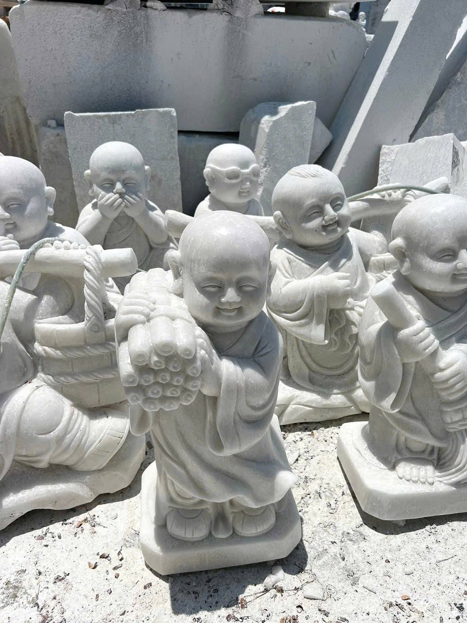 Tượng đá chú tiểu sân vườn